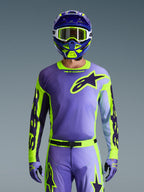 Alpinestars 2026 Racer Portl Gear Set, komplet motocross-udstyr i lilla og limegrøn, lilla jersey med neongule ærmer og mørkelilla Astar-logo, matchende lilla og grøn hjelm med hvide goggles, samt koordinerede bukser og handsker til off-road kørsel