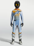 Alpinestars Techstar Maven trøje og gearsæt, motocross-raceroutfit til herrer, støvblå og orange, atletisk offroad-pasform.