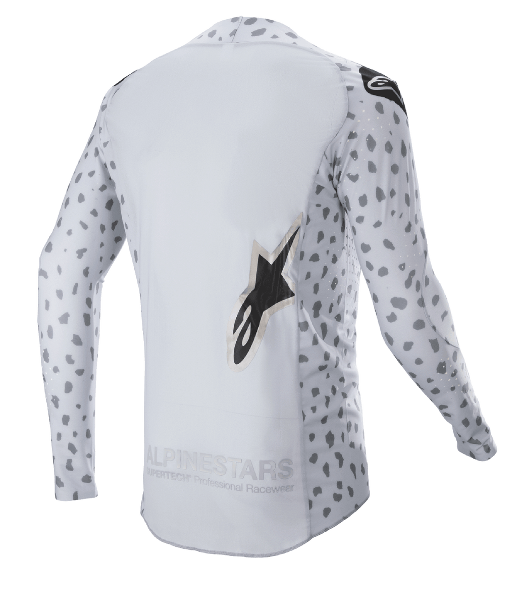 Alpinestars 2023 Supertech North Jersey, motocrosstrøje, Haze Gray og sort, set bagfra med abstrakt plettet mønster på ærmer og sider, stort stjernelogo, forlænget bagpanel og åndbar performance-konstruktion