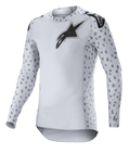 Alpinestars 2023 Supertech North Jersey, motocross-trøje, Haze Gray og sort, hvid langærmet trøje med gråt plettet mønster på ærmer og sider, sort stjernelogo på bryst og skuldre, performance-strækmesh med buet kant