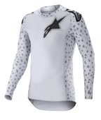 Alpinestars 2023 Supertech North Jersey, motocross-trøje, Haze Gray og sort, hvid langærmet trøje med gråt plettet mønster på ærmer og sider, sort stjernelogo på bryst og skuldre, performance-strækmesh med buet kant