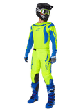 Alpinestars 2025 Fluid Haul udstyrssæt, komplet motocross-racerudstyr med neongul og blå trøje og bukser, sort hjelm, blå handsker og blå off-road støvler, høj-synligheds koordineret outfit til motocross og enduro.