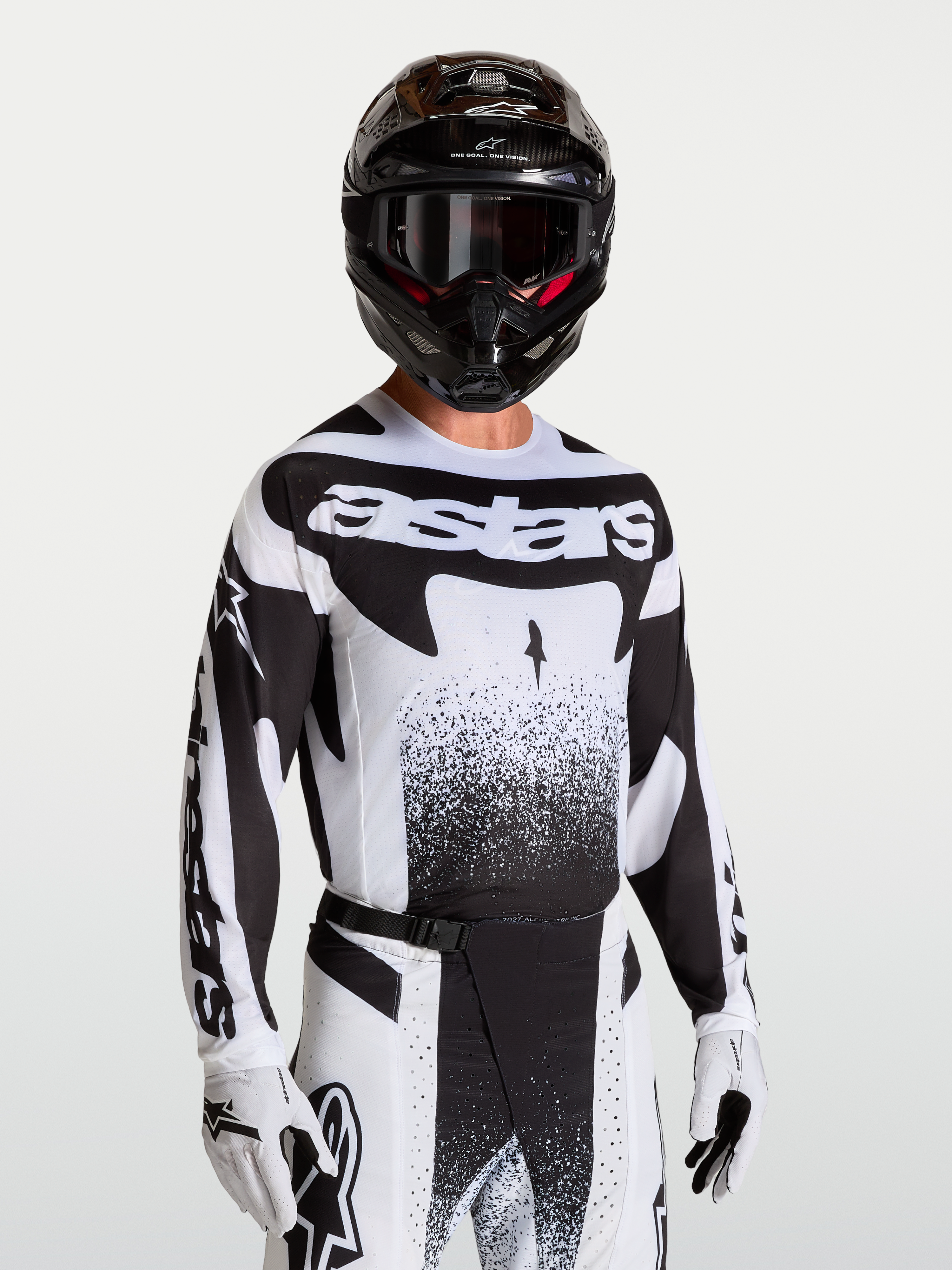 Alpinestars Techstar Swan trøje, herre-motocrosstrøje til terrænkørsel, sort og hvid, atletisk pasform med laserskåret ventilation, vist på model med hjelm og handsker.