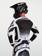 Techstar Swan trøje, motocrosstrøje til herrer, sort og hvid, set bagfra på model med hjelm, åndbart gear til MX-kørsel.