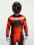Alpinestars Techstar Swan trøje, rød og sort motocrosstrøje med atletisk race-pasform vist på model.