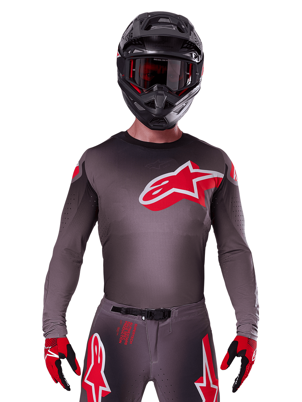 Alpinestars 2025 Supertech Lipan Jersey, motocross-trøje, Smoke og rød, med et stort rødt og hvidt logo på brystet, båret med en sort hjelm og røde og sorte handsker, atletisk race-pasform med laserskårne perforeringer