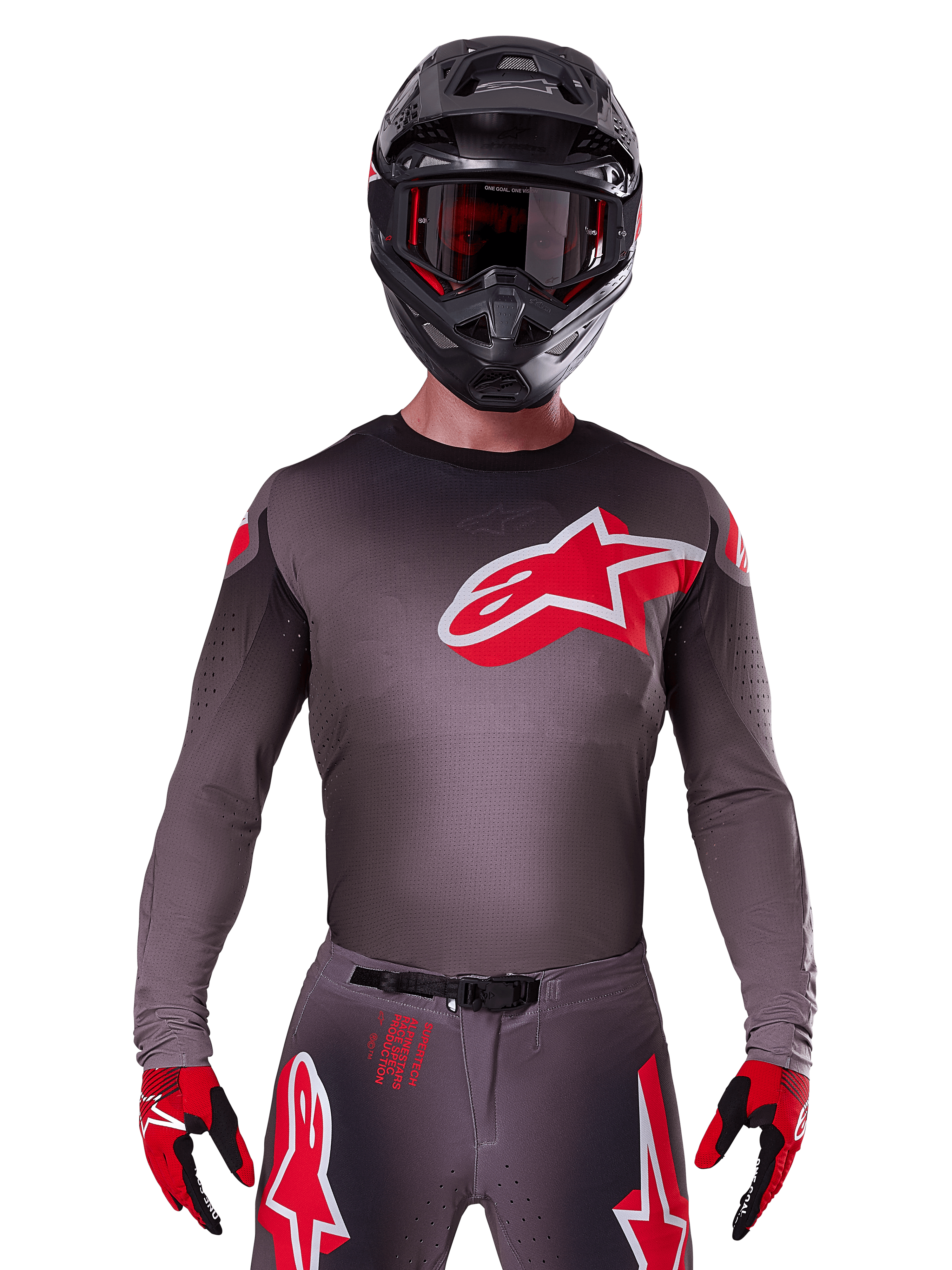 Alpinestars 2025 Supertech Lipan Jersey, motocross-trøje, Smoke og rød, med et stort rødt og hvidt logo på brystet, båret med en sort hjelm og røde og sorte handsker, atletisk race-pasform med laserskårne perforeringer