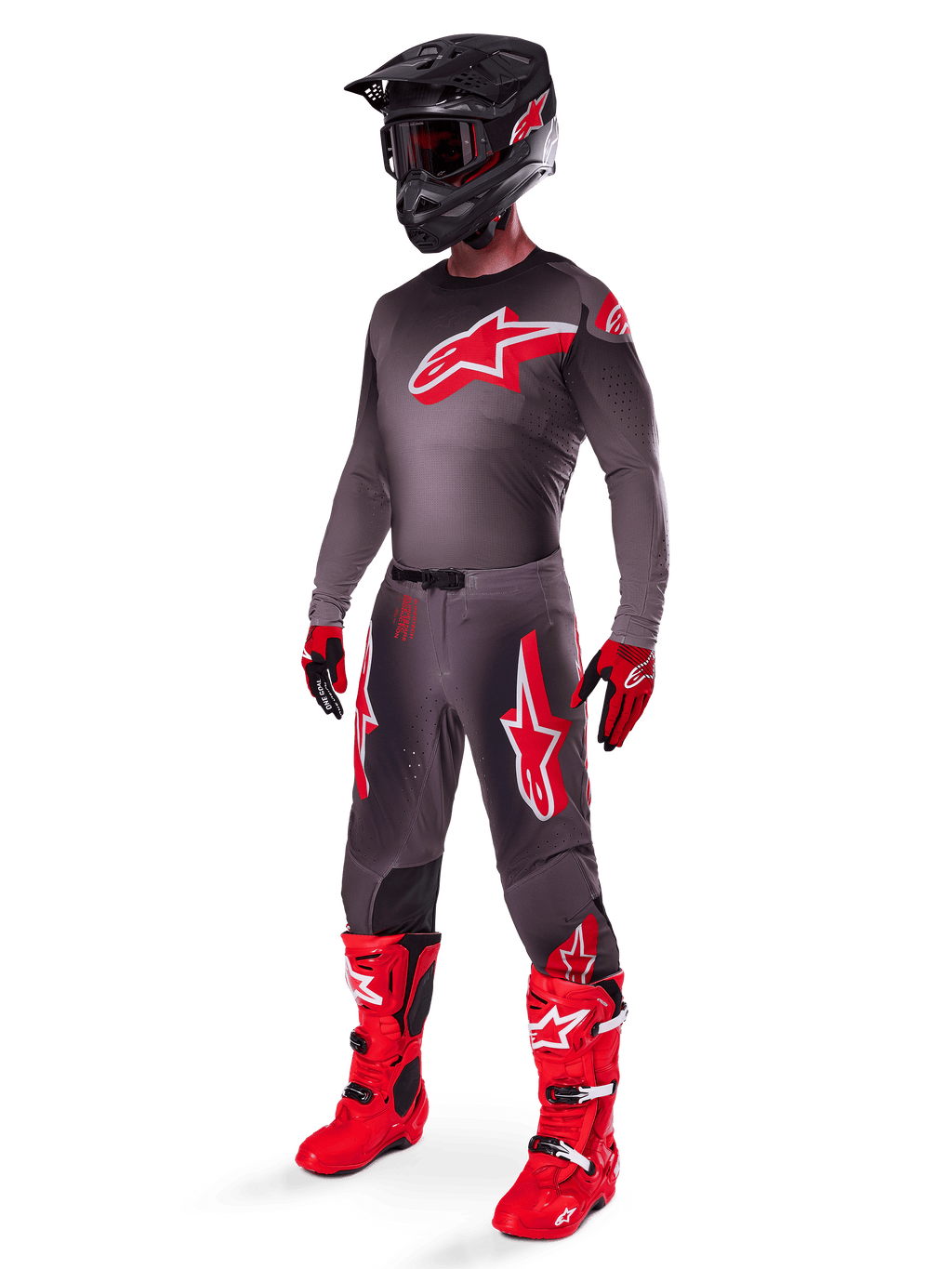 Motocross-kører iført komplet racerudstyr, Smoke Bright Red 2025 Supertech Lipan Jersey, matchende grå bukser med rød grafik, sort hjelm med røde detaljer, klare røde støvler og røde og sorte handsker, koordineret professionelt outfit til off-road racing