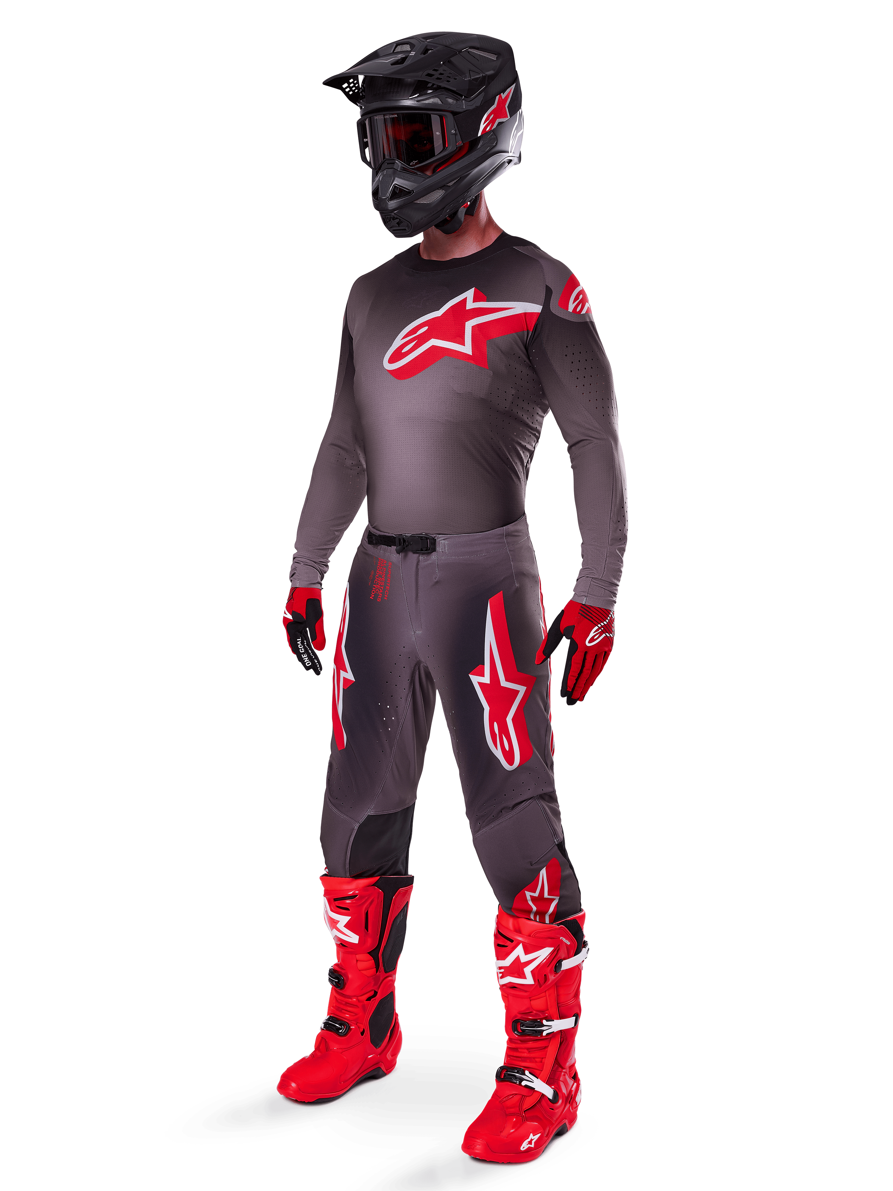 Motocross-kører iført komplet racerudstyr, Smoke Bright Red 2025 Supertech Lipan Jersey, matchende grå bukser med rød grafik, sort hjelm med røde detaljer, klare røde støvler og røde og sorte handsker, koordineret professionelt outfit til off-road racing