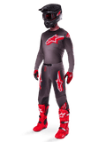 Alpinestars 2025 Supertech Lipan Gear Set, komplet motocross-racingoutfit, mørkegrå og rød trøje med stort stjernelogo, matchende bukser med røde detaljer og stjernegrafik, røde handsker og klare røde støvler med hvide spænder, herunder en matsort hjelm med røde goggles.