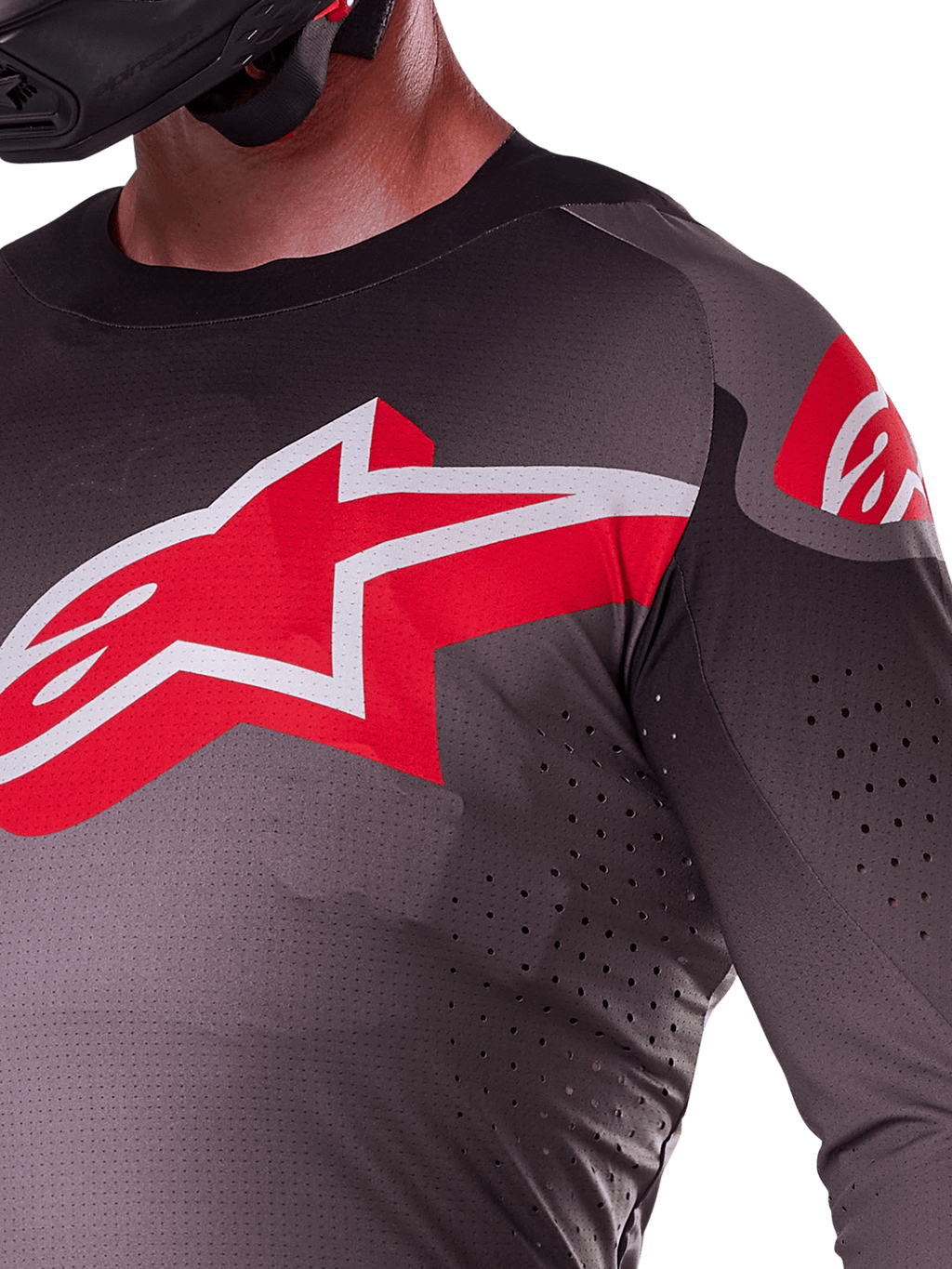 Alpinestars 2025 Supertech Lipan trøje, motocross trøje, Smoke Bright Red, nærbillede af bryst og skulder med rødt og hvidt Alpinestars-logo, laserskårne perforeringer til ventilation, letvægts stretch-mesh-materiale, atletisk race-pasform