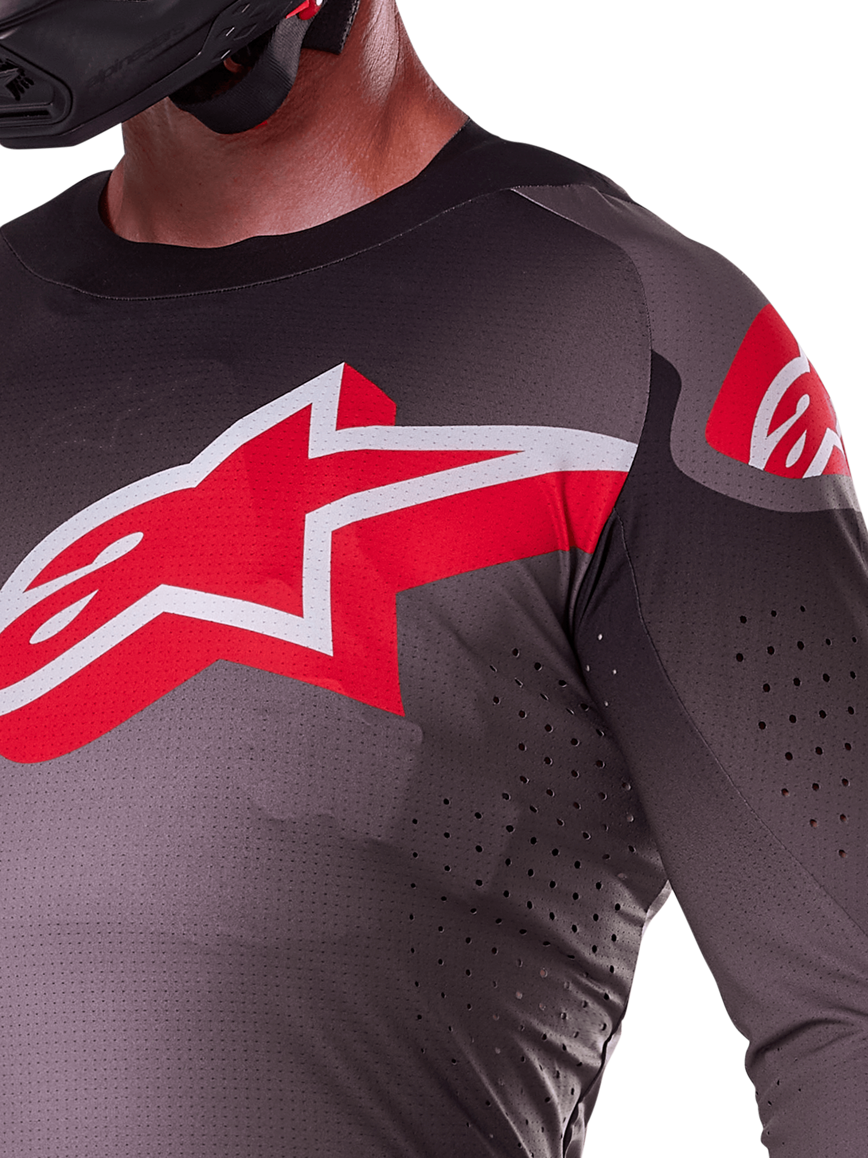Alpinestars 2025 Supertech Lipan trøje, motocross trøje, Smoke Bright Red, nærbillede af bryst og skulder med rødt og hvidt Alpinestars-logo, laserskårne perforeringer til ventilation, letvægts stretch-mesh-materiale, atletisk race-pasform