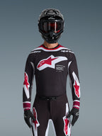 Alpinestars 2026 Supertech AFD Vista Gear Set, motocross-udstyrssæt, sort jersey med røde og hvide logoer og 'Supertech AFD'-branding, matchende sorte bukser med røde detaljer, sort hjelm med røde goggles, koordineret professionelt raceroutfit