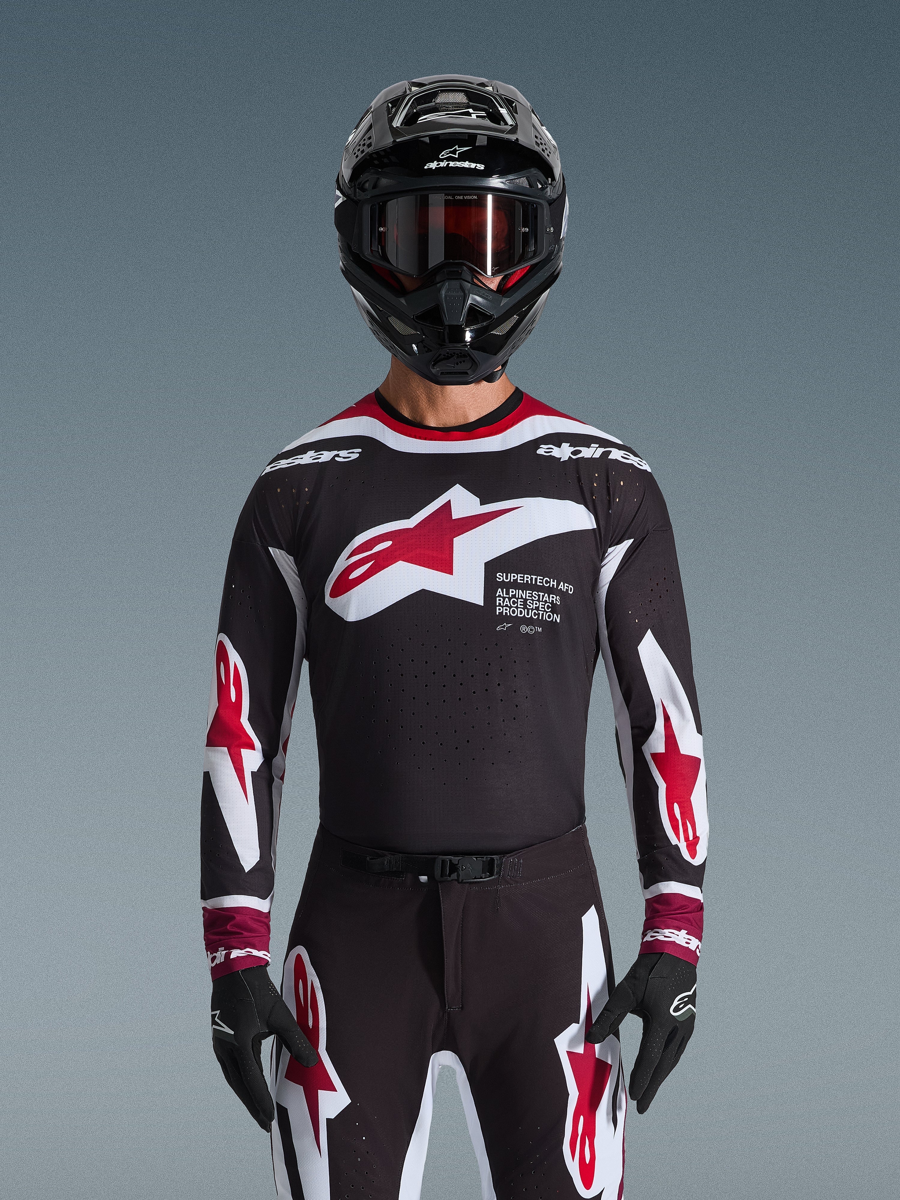 Alpinestars 2026 Supertech AFD Vista Gear Set, motocross-udstyrssæt, sort jersey med røde og hvide logoer og 'Supertech AFD'-branding, matchende sorte bukser med røde detaljer, sort hjelm med røde goggles, koordineret professionelt raceroutfit
