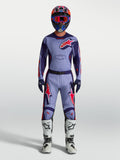 Alpinestars 2027 Racer Air Hunt udstyrssæt til herrer i lilla og rød med ventileret trøje og hvide motorcykelstøvler.