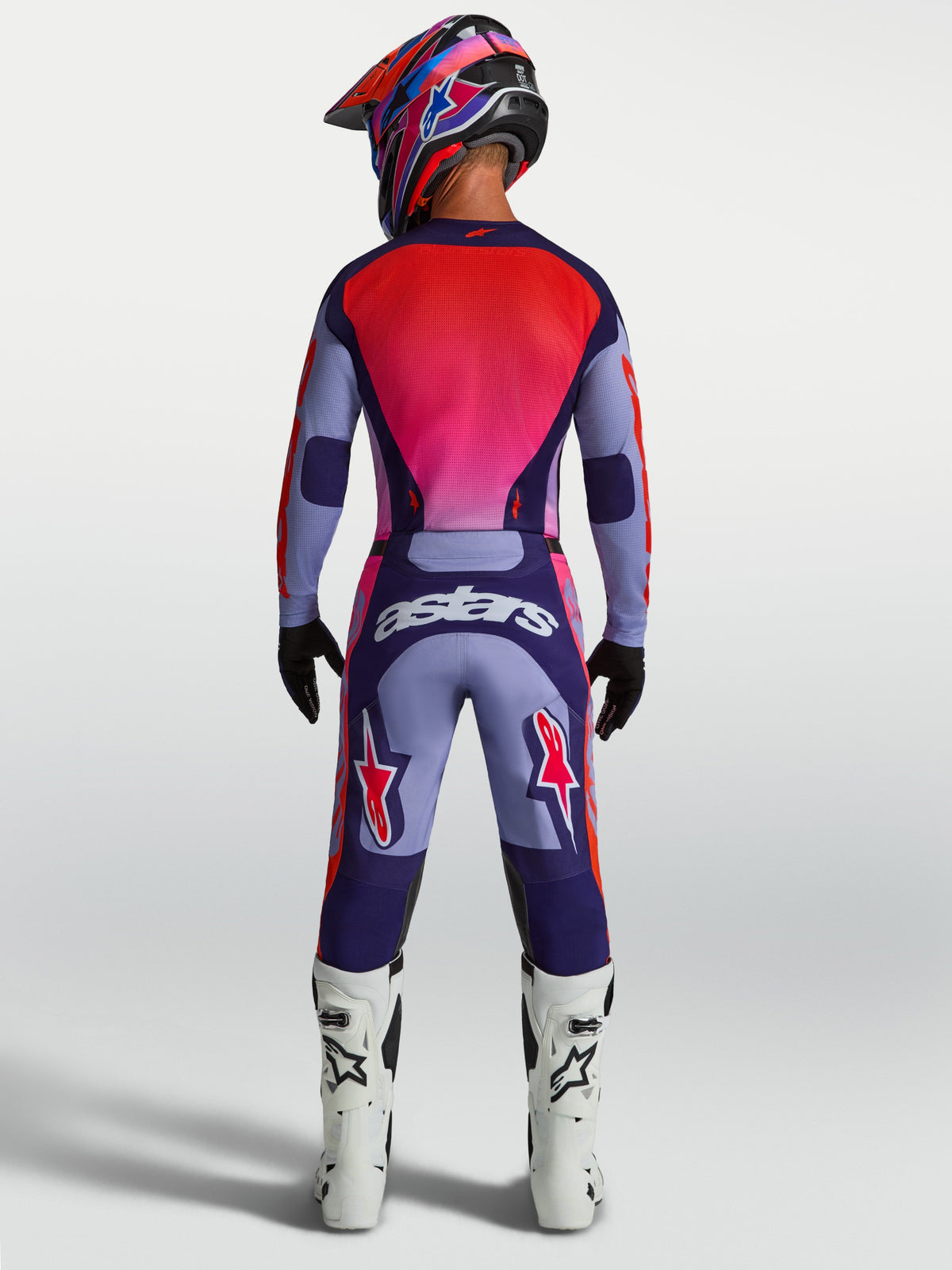 Alpinestars 2027 Racer Air Hunt Gear Sæt, lilla og rød ventileret motocrosstrøje og bukser, set bagfra på rytter