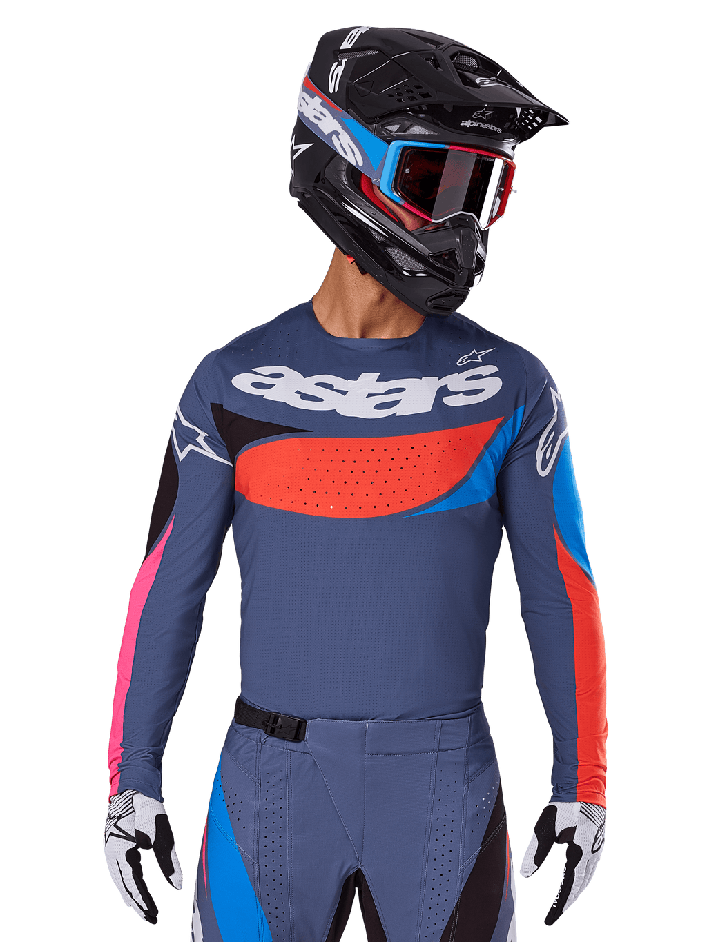 Alpinestars 2025 Techstar Dreem trøje, motocross-trøje, grå med blå, røde og lyserøde accenter, med laserskårne perforeringer og stort logo på brystet, båret med matchende bukser og sort racerhjelm