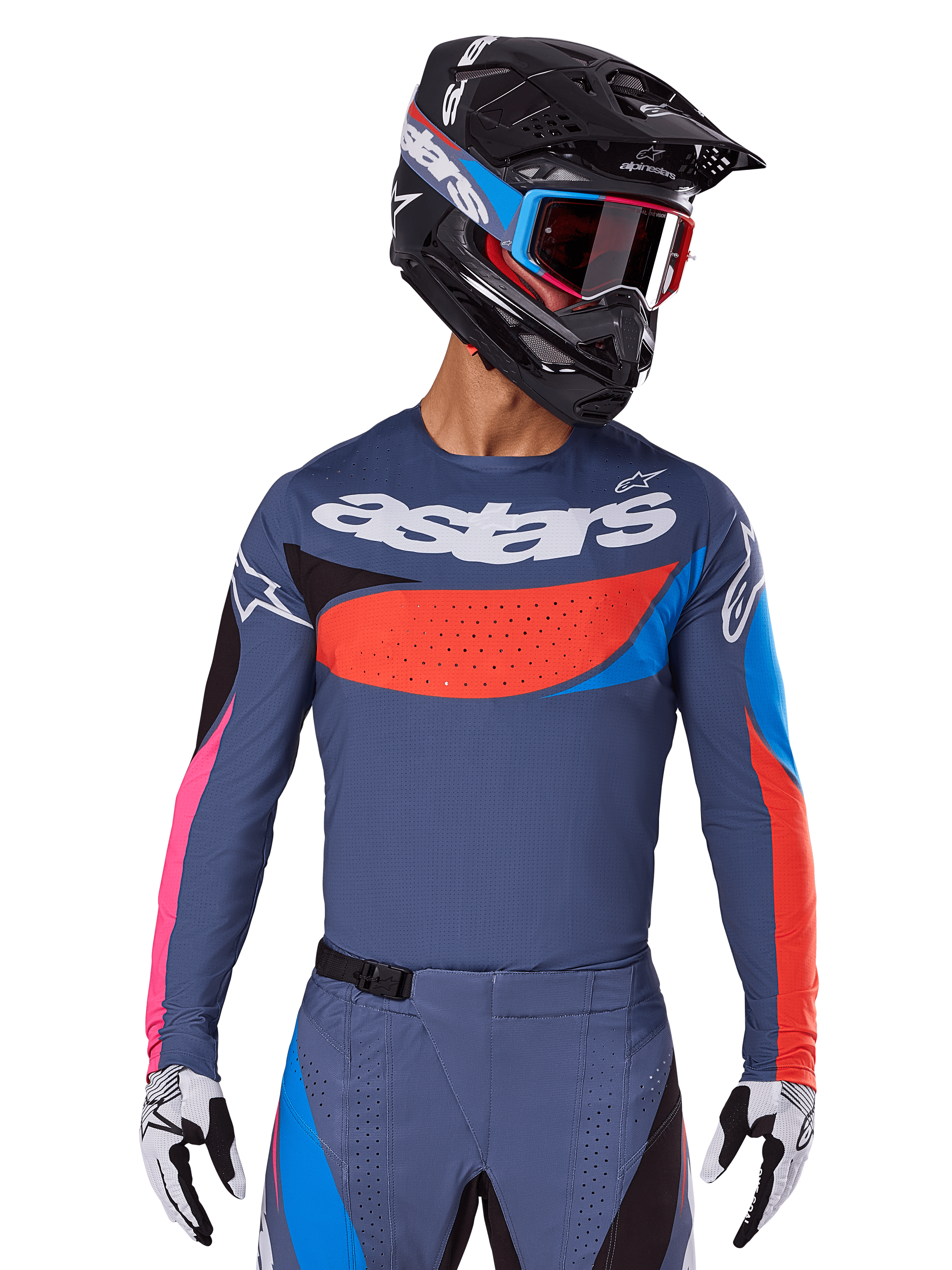 Alpinestars 2025 Techstar Dreem trøje, motocross-trøje, grå med blå, røde og lyserøde accenter, med laserskårne perforeringer og stort logo på brystet, båret med matchende bukser og sort racerhjelm