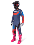 Alpinestars 2025 Techstar Dreem motocross-udstyrssæt, komplet off-road raceroutfit med grå og blå jersey med røde detaljer, matchende bukser med pink detaljer, sort hjelm, skarpt lyserøde støvler og hvide og sorte handsker