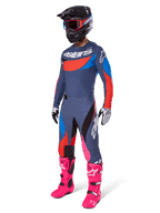Alpinestars 2025 Techstar Dreem motocross-udstyrssæt, komplet off-road raceroutfit med grå og blå jersey med røde detaljer, matchende bukser med pink detaljer, sort hjelm, skarpt lyserøde støvler og hvide og sorte handsker