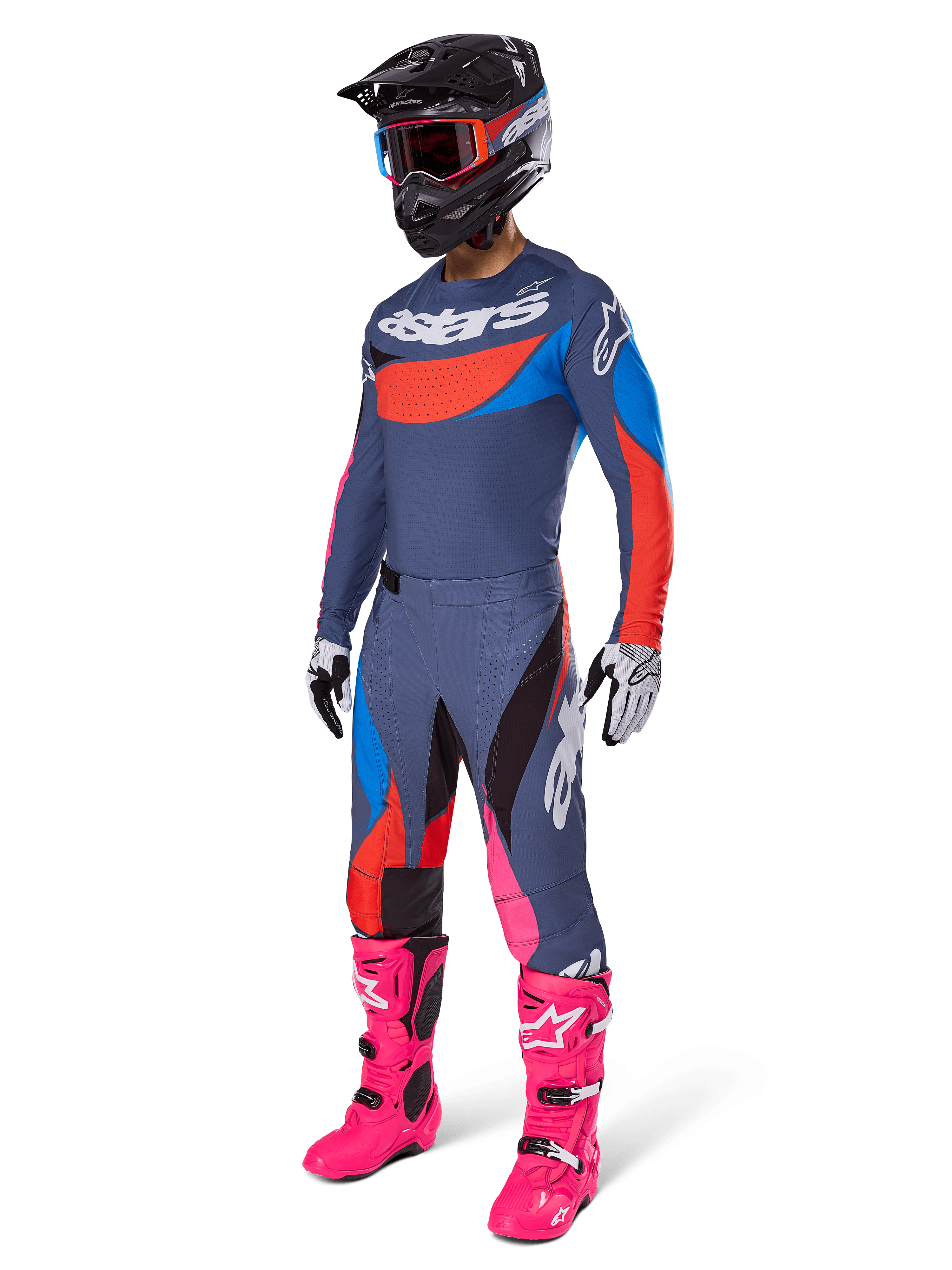 Alpinestars 2025 Techstar Dreem motocross-udstyrssæt, komplet off-road raceroutfit med grå og blå jersey med røde detaljer, matchende bukser med pink detaljer, sort hjelm, skarpt lyserøde støvler og hvide og sorte handsker
