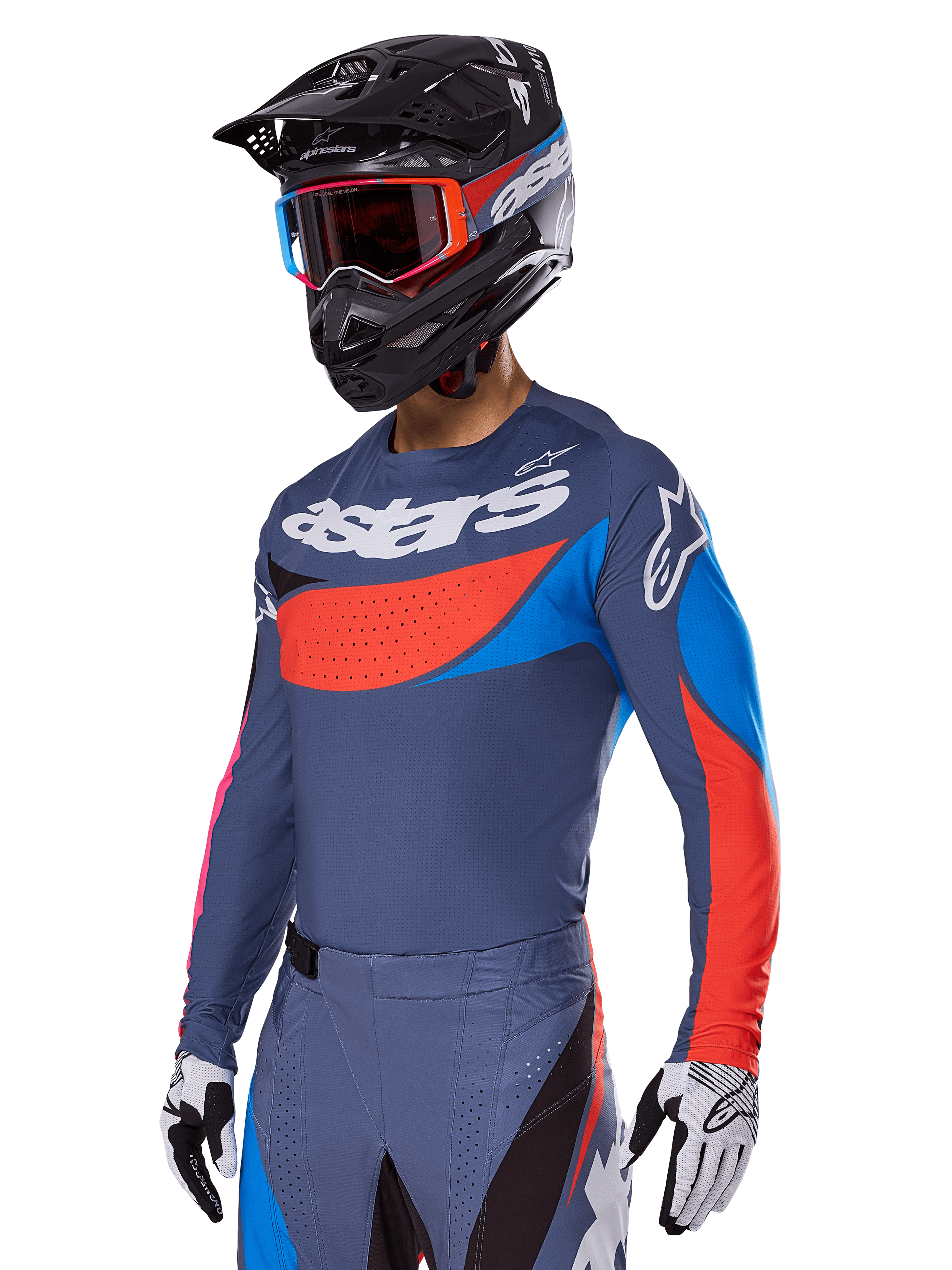 Alpinestars 2025 Techstar Dreem udstyrssæt, motocross-kører iført skifergrå trøje og bukser med markant rød og blå grafik, med 'astars'-branding på brystet, kombineret med en sort hjelm, goggles med rødt stel og hvide racerhandsker