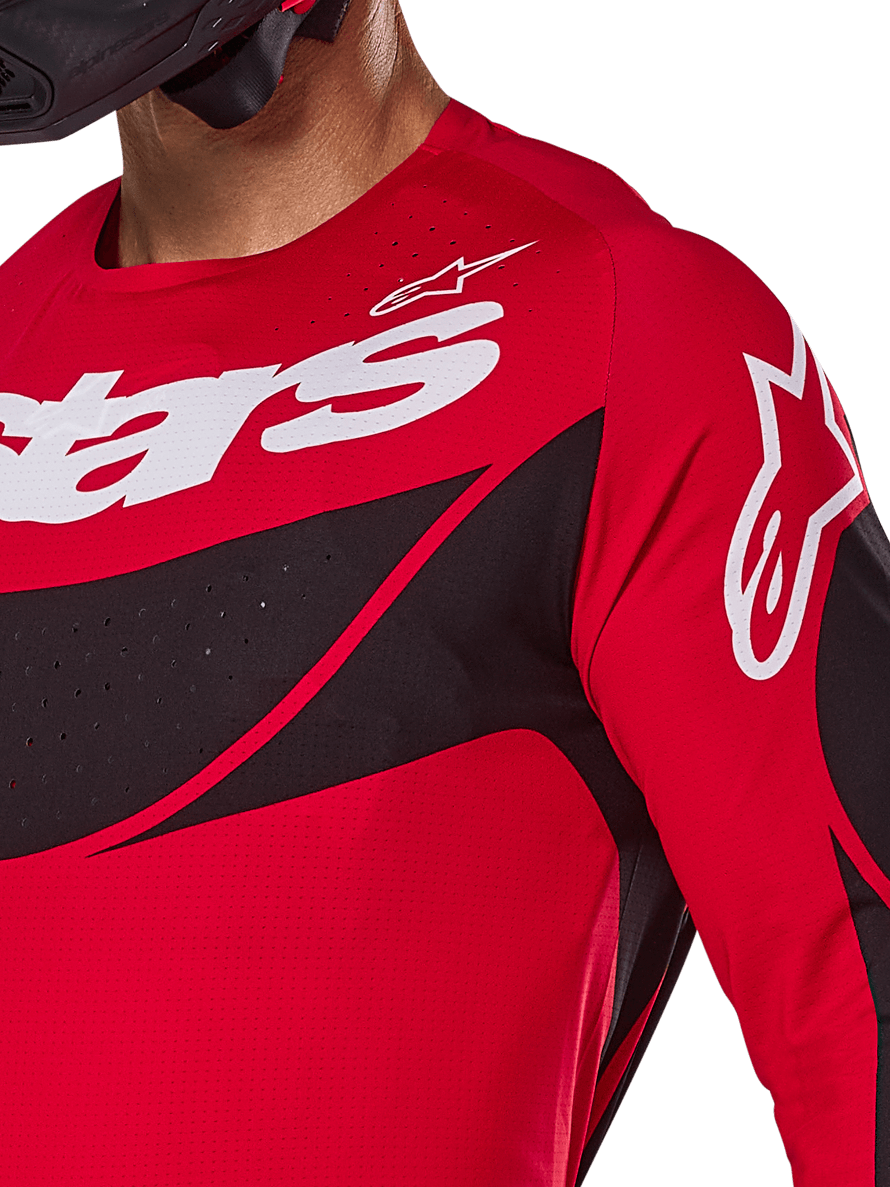 Alpinestars 2025 Techstar Dreem jersey, motocross-jersey, klar rød og sort, nærbillede af bryst og skulder med hvid branding, sorte diagonale paneler med laserskårne perforeringer til ventilation, atletisk racerpasform til off-road performance