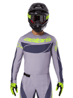 2025 Techstar Dreem jersey- og udstyrssæt, motocross-raceroutfit, lysegrå og mørkegrå med neongule detaljer, med 'astars'-branding, vist med sort hjelm, goggles og matchende handsker, teknisk perforeret materiale til off-road-brug