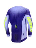 Alpinestars 2026 Supertech Scenz Jersey, motocross-trøje, lilla og neongul, set bagfra med forlænget rygprofil, lette sidepaneler i strækmesh med laserskårne perforeringer og markant neongul branding på ærmerne.