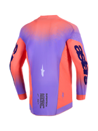 Alpinestars 2026 Supertech Scenz Jersey, motocross-trøje, Hot Coral og lilla, set bagfra med letvægts stretch-mesh-chassis, laserskårne perforeringer til ventilation og markant branding på ærmerne og den nederste del af ryggen.