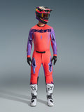 2026 Supertech Scenz-udstyrssæt, Alpinestars motocross-raceroutfit, strålende rød-orange og lilla, jersey med sort 'astars'-branding, matchende bukser med lilla stjernelogoer, farverig racerhjelm og hvide støvler, professionelt high-performance terrænudstyr