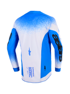Alpinestars 2026 Supertech Scenz jersey, set bagfra, Ucla Blue og hvid, professionel motocross jersey med mesh-konstruktion og laserskårne perforeringer, markant sort grafik på ærmerne og teknisk branding på ryggen.