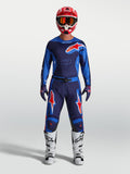 Alpinestars Racer Hunt herre-udstyrssæt, blå og rød motocrosstrøje og bukser med hvide motorcykelstøvler, off-road racing.