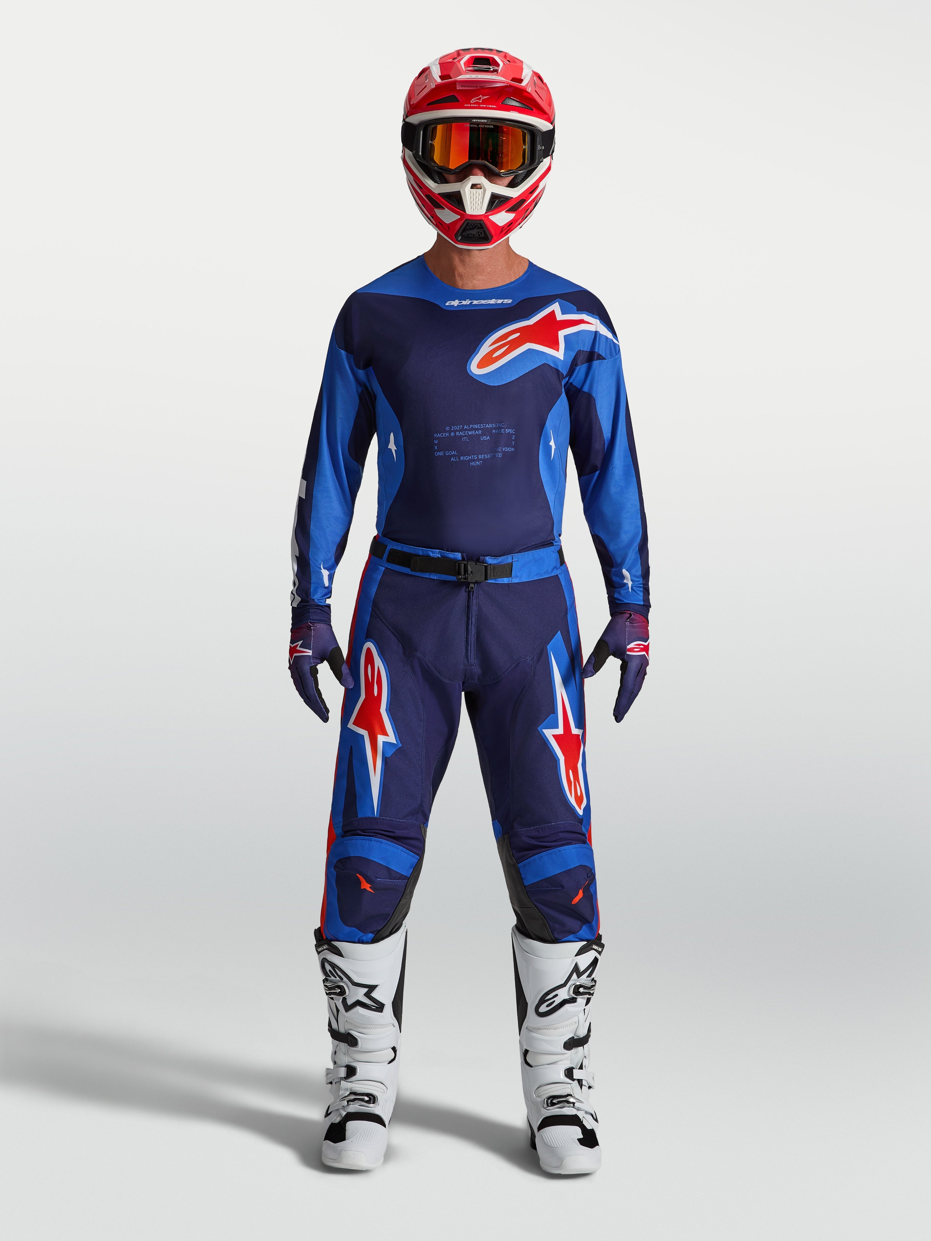 Alpinestars Racer Hunt herre-udstyrssæt, blå og rød motocrosstrøje og bukser med hvide motorcykelstøvler, off-road racing.