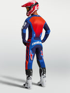 Alpinestars Racer Hunt Trøje, herremotocrosstrøje i blå og rød, fugttransporterende materiale, set bagfra på model.