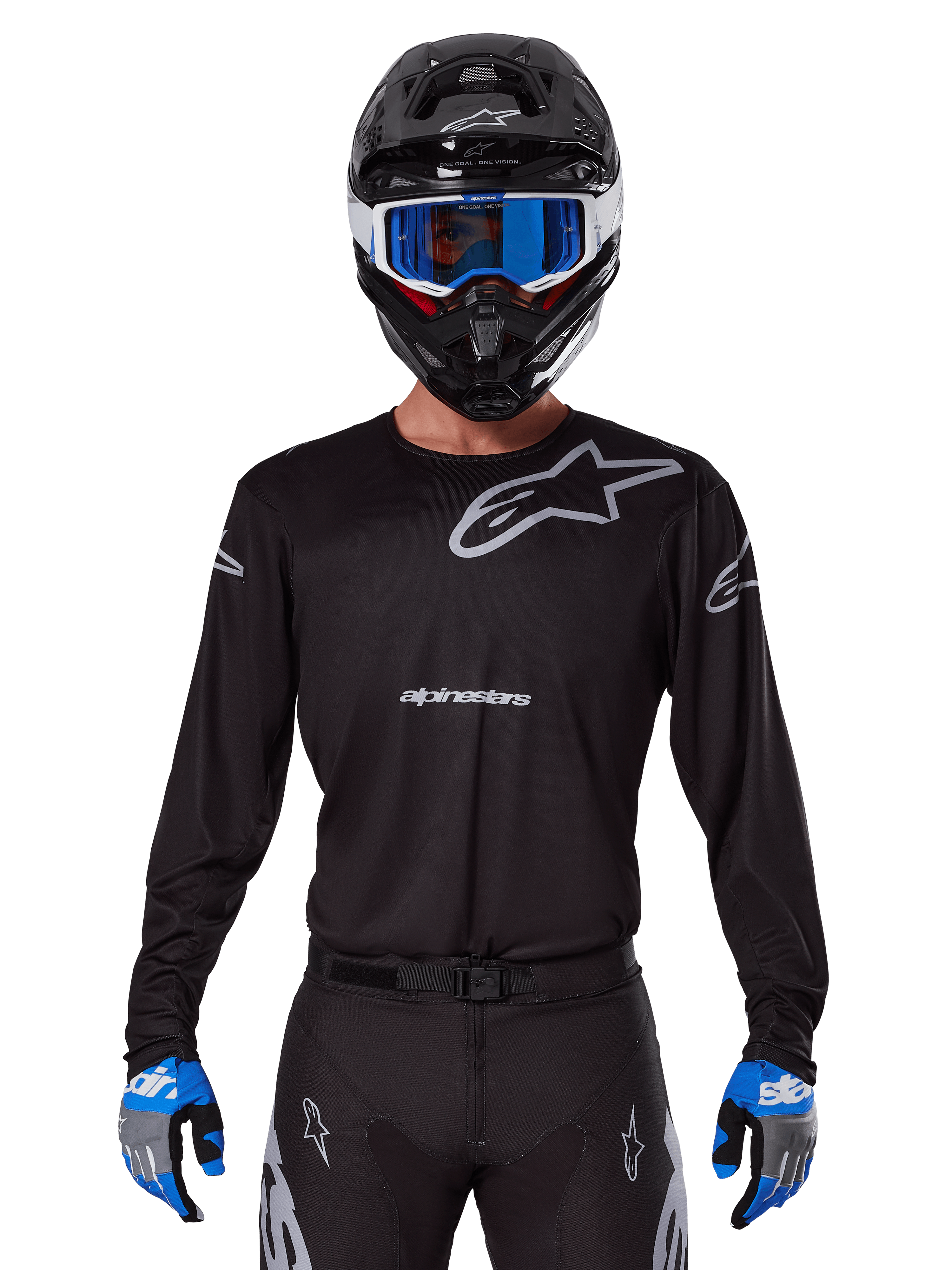 Alpinestars 2025 Racer Graphite Jersey, motocross-racerudstyr, sort med grå logoer, båret med matchende sort hjelm, blå crossbriller samt blå og grå handsker, tætsiddende performancedesign med branding på bryst og arme