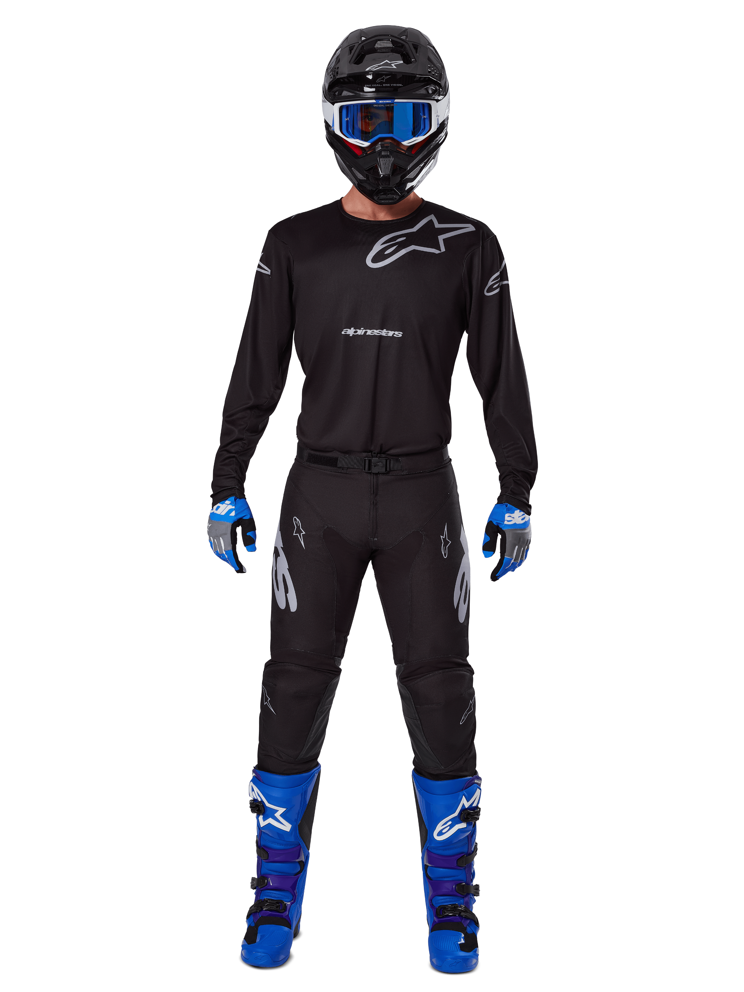 Alpinestars 2025 Racer Graphite udstyrssæt, motocrosskører iført komplet racerudstyr, sort langærmet trøje med grå Alpinestars-logoer, sorte bukser, sort hjelm med blå briller, blå og grå handsker, blå og sorte støvler, koordineret sæt til off-road motocrossløb