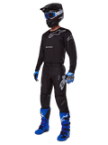 2025 Racer Graphite Gear Set, komplet motocross-outfit, sort og grå trøje og bukser med sølvlogoer, sort hjelm med blåtonede goggles, blå og sorte handsker, klare blå støvler, professionelt off-road racingudstyr
