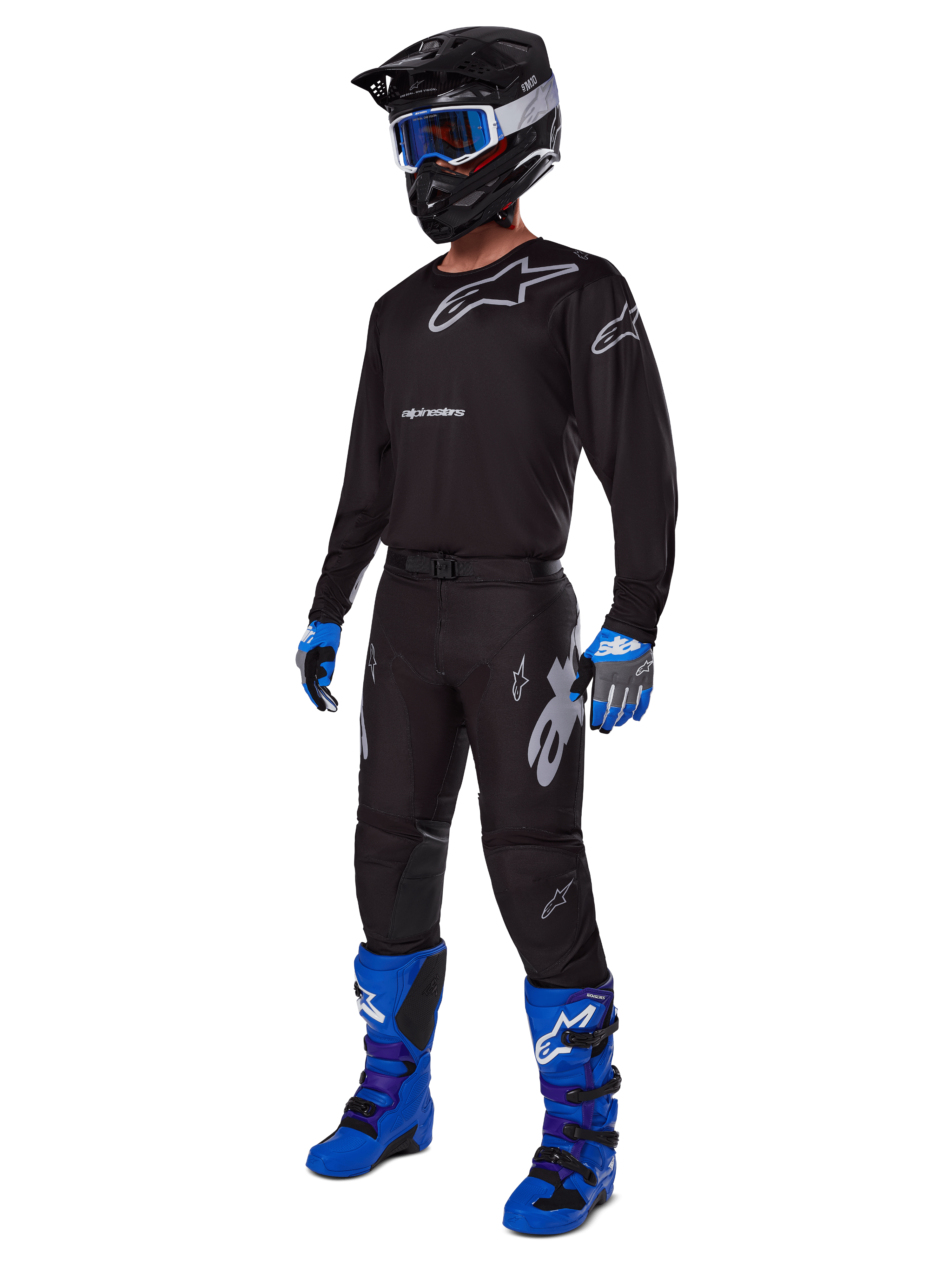 2025 Racer Graphite Gear Set, komplet motocross-outfit, sort og grå trøje og bukser med sølvlogoer, sort hjelm med blåtonede goggles, blå og sorte handsker, klare blå støvler, professionelt off-road racingudstyr