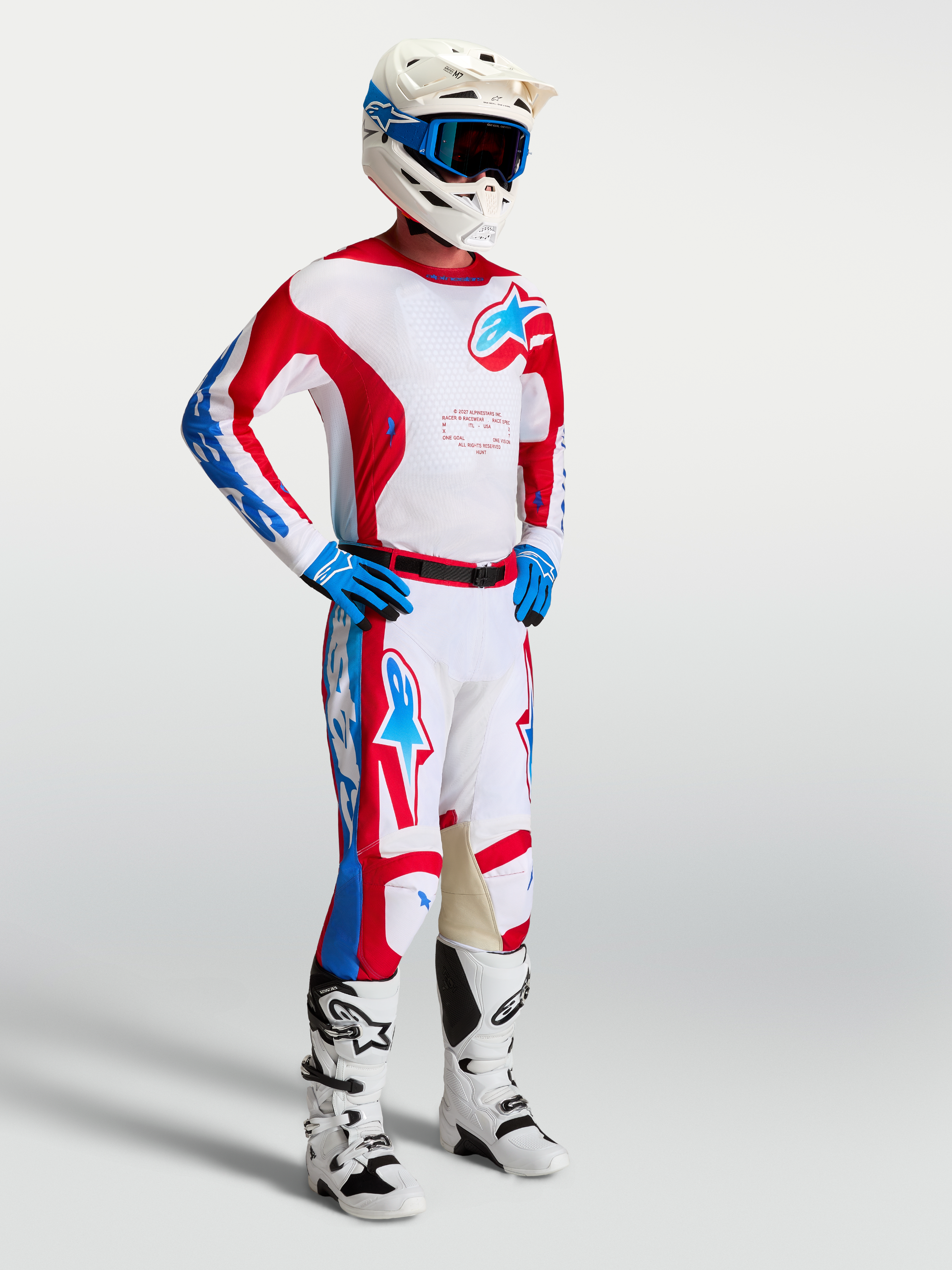Alpinestars Racer Hunt udstyrssæt, rød, hvid og blå motocrosstrøje og -bukser på model til performance off-road kørsel.