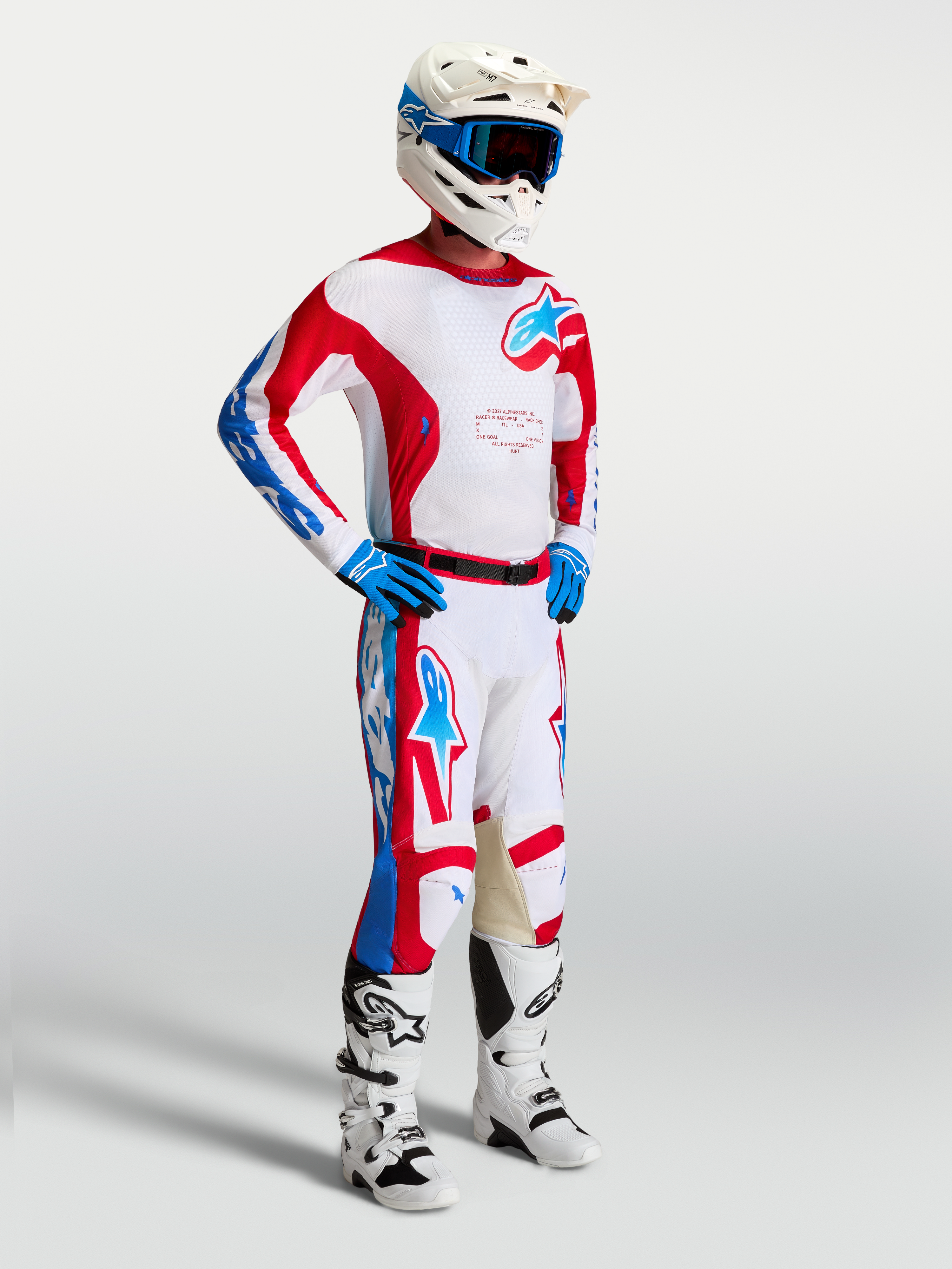 Alpinestars Racer Hunt trøje, hvid, rød og blå motocrosstrøje til herre i letvægts fugttransporterende polytekstil, vist på model.