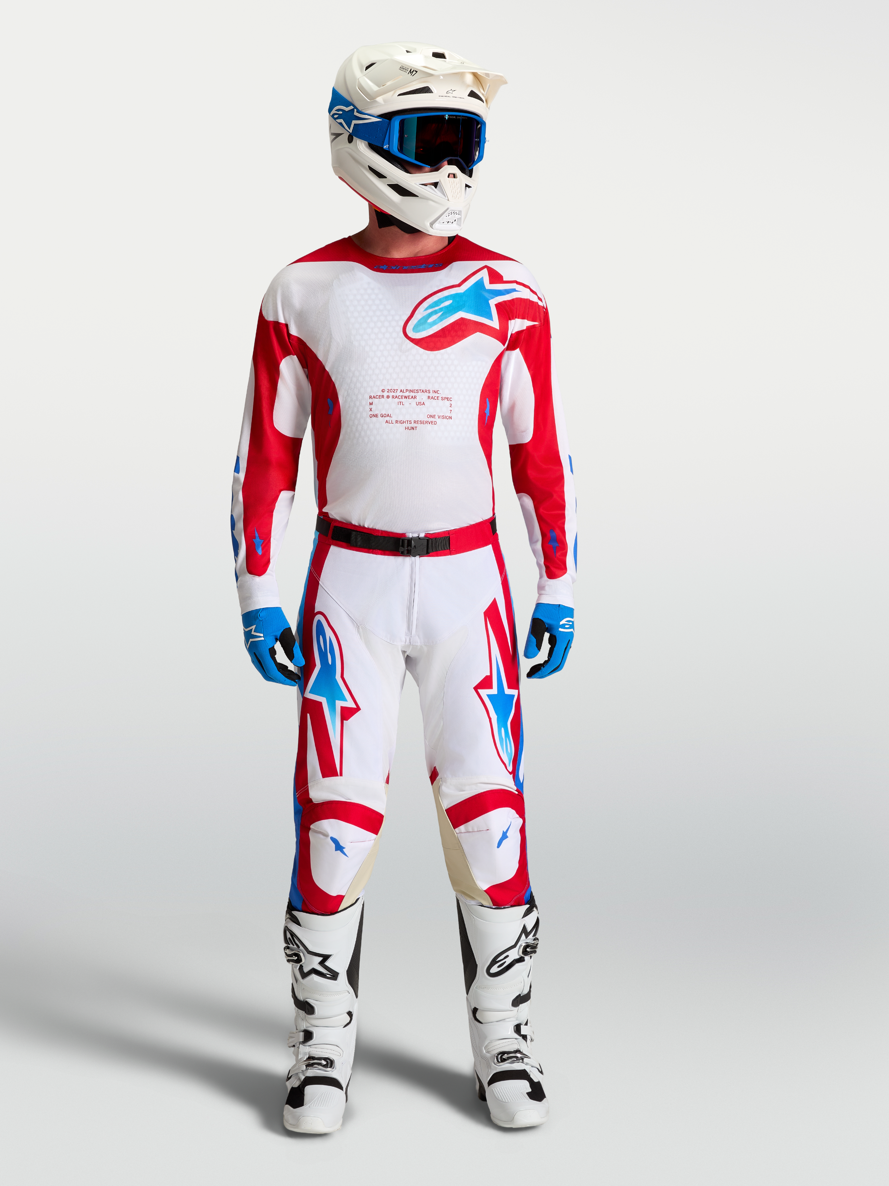 Alpinestars Racer Hunt Bukser, hvide og røde motocrossbukser med blå detaljer og en forbuet ergonomisk pasform.