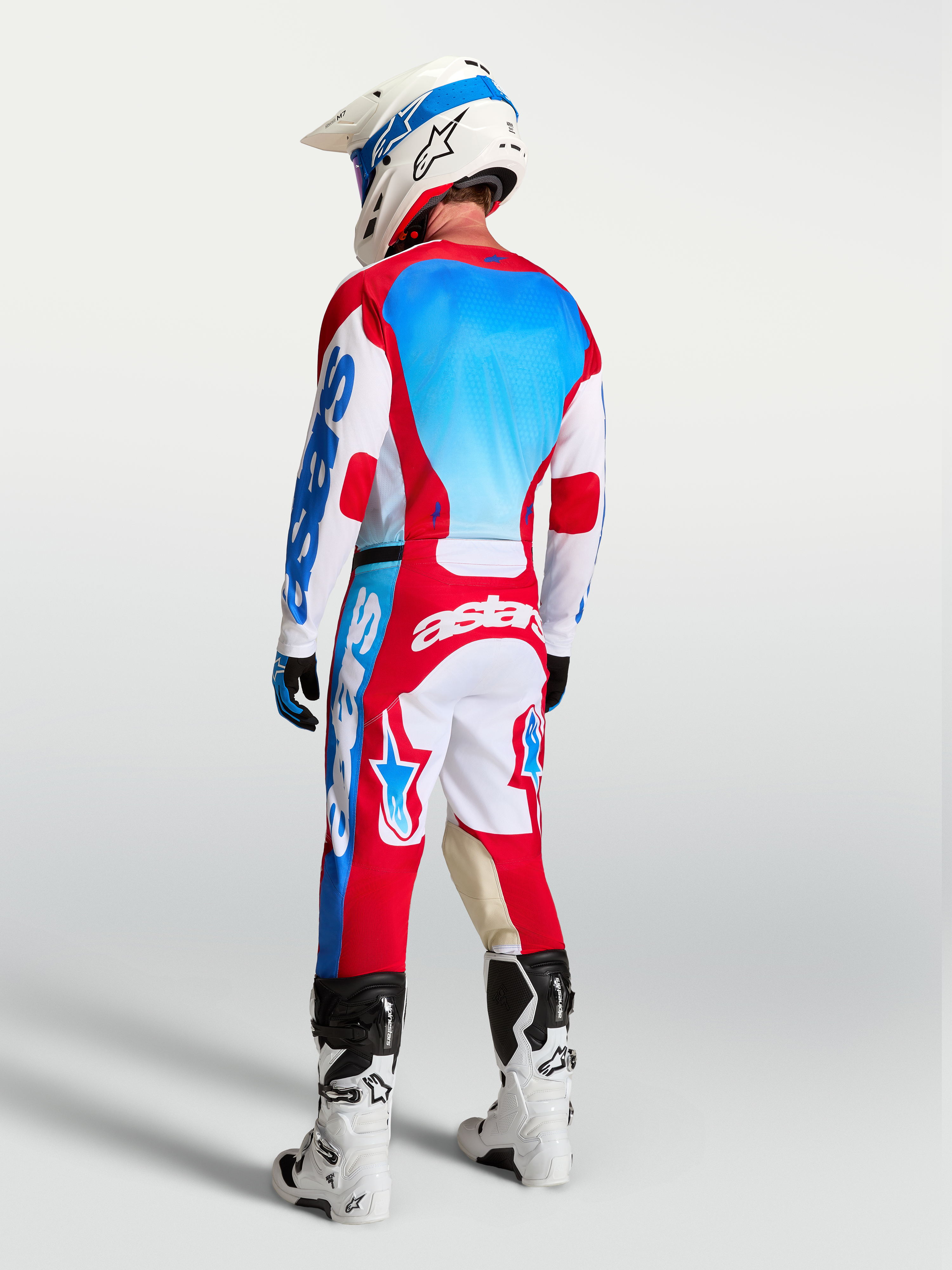 Alpinestars Racer Hunt Bukser AND Gear Set, motocrossudstyr til herrer, rød, hvid og blå, set bagfra på kører.