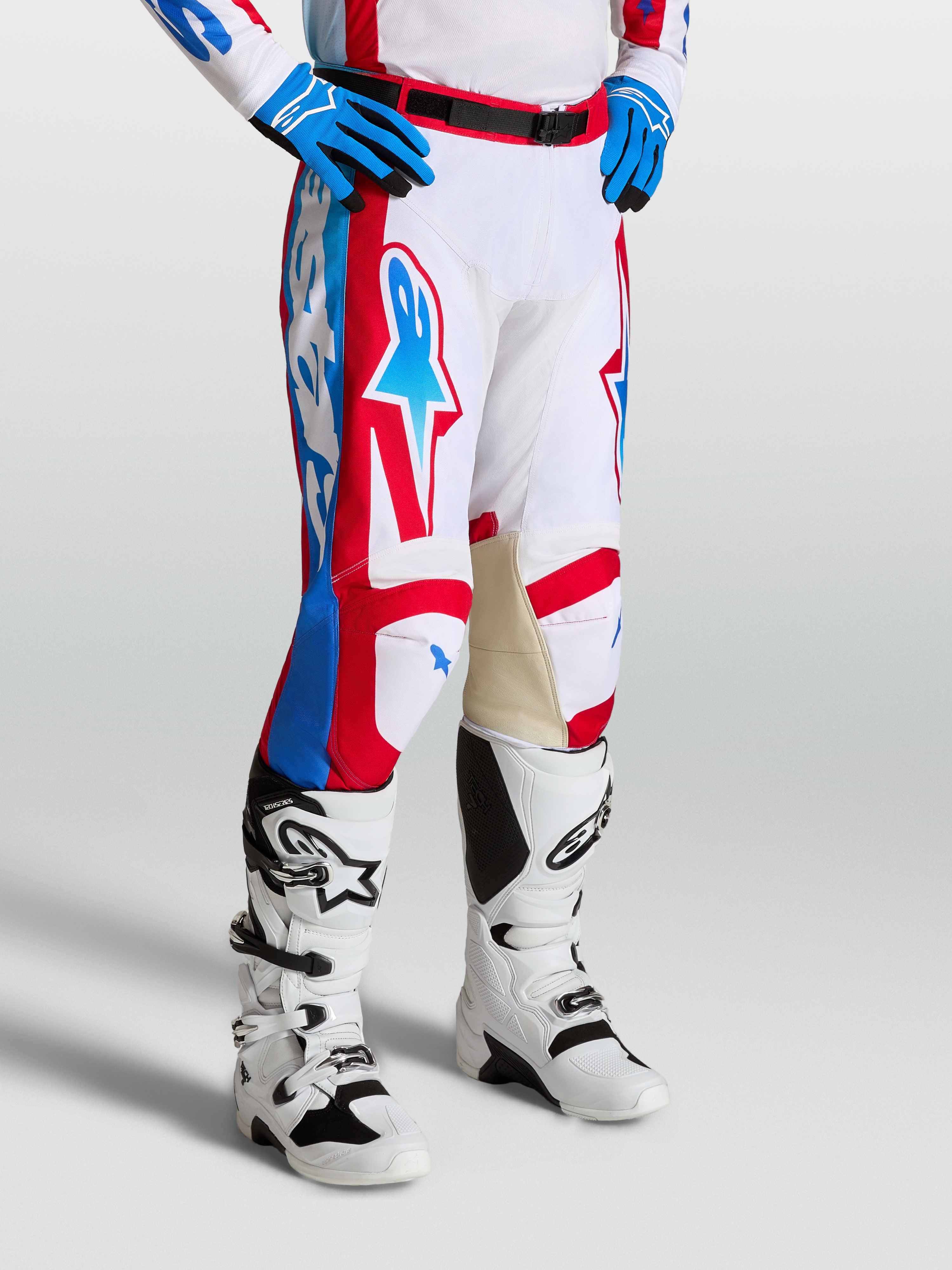 Alpinestars Racer Hunt bukser til motocross, hvid, rød og blå med læderforstærkning på knæene, herre