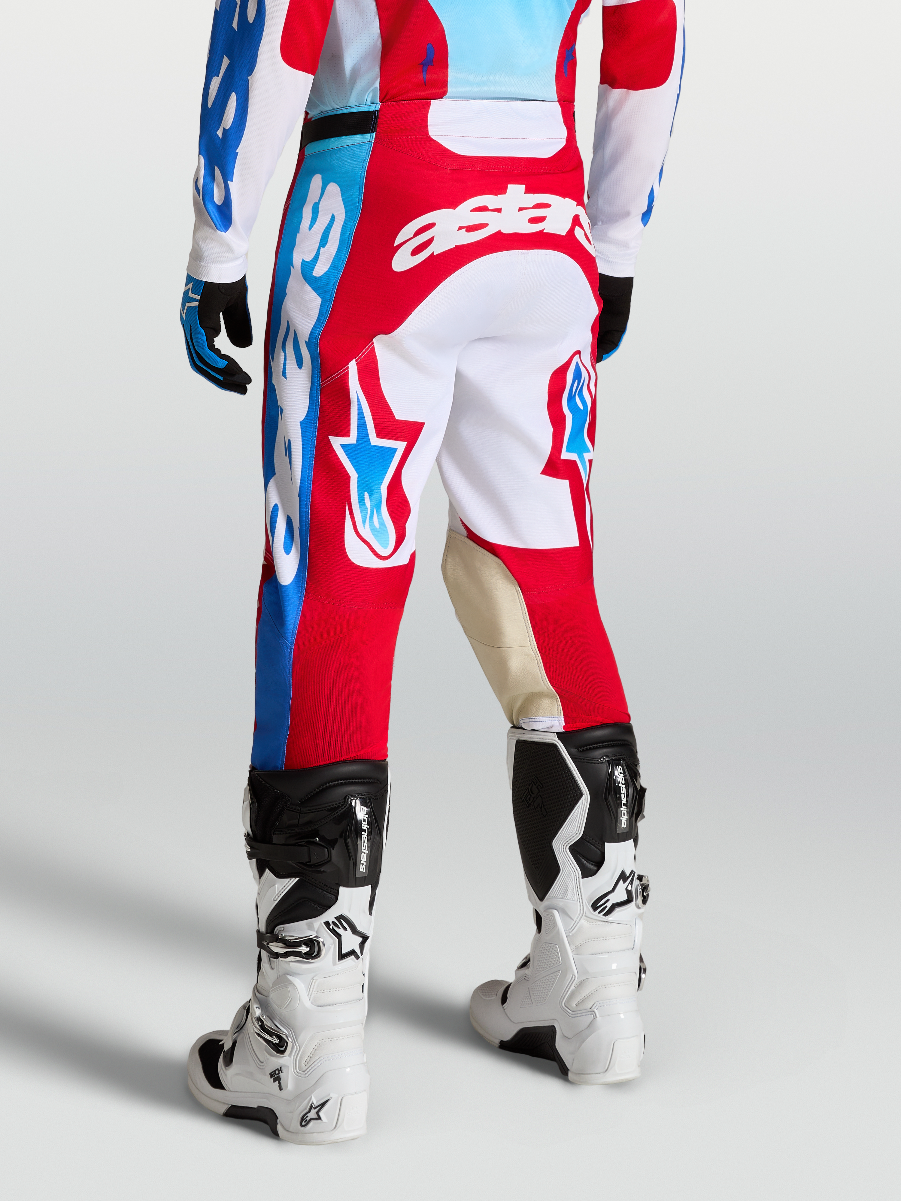 Alpinestars Racer Hunt Bukser, røde og hvide motocrossbukser med stjerne-grafik, gedelæder på knæene og ergonomisk sportssnit