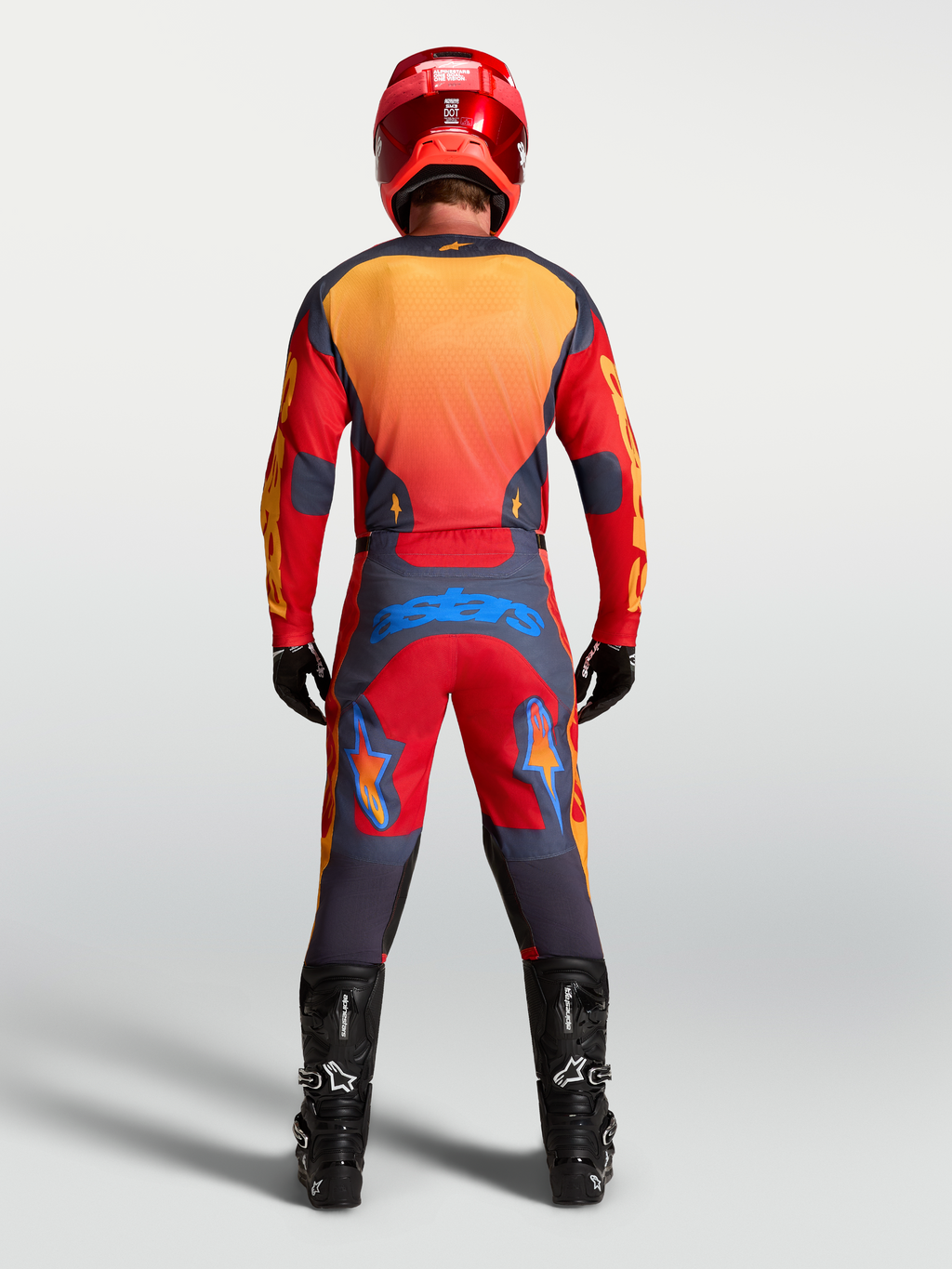 Alpinestars Racer Hunt bukser og udstyrssæt, motocrossudstyr til herre, rød og grå, set bagfra med performancepasform.