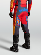 Alpinestars Racer Hunt bukser, rød og grå motocrossbukser til mænd, set bagfra i kørestilling med forstærkede paneler og logo