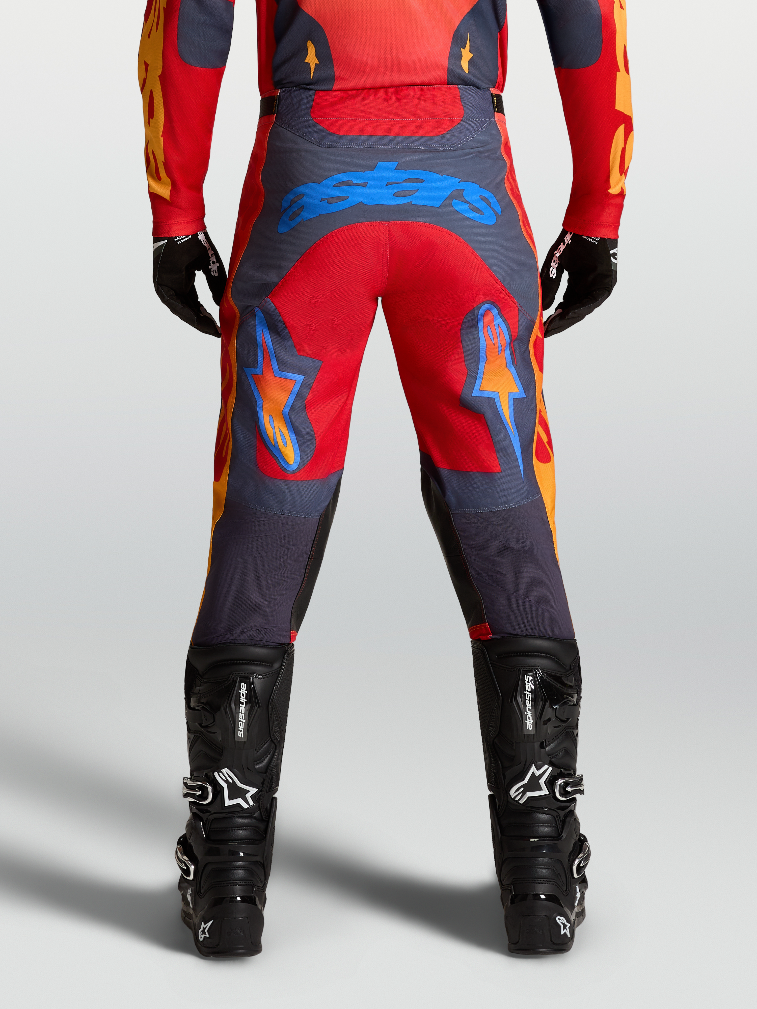 Alpinestars Racer Hunt Bukser, herre-motocrossbukser, rød og grå, med blåt Astars-logo på sædet og forbuet benkonstruktion til off-road
