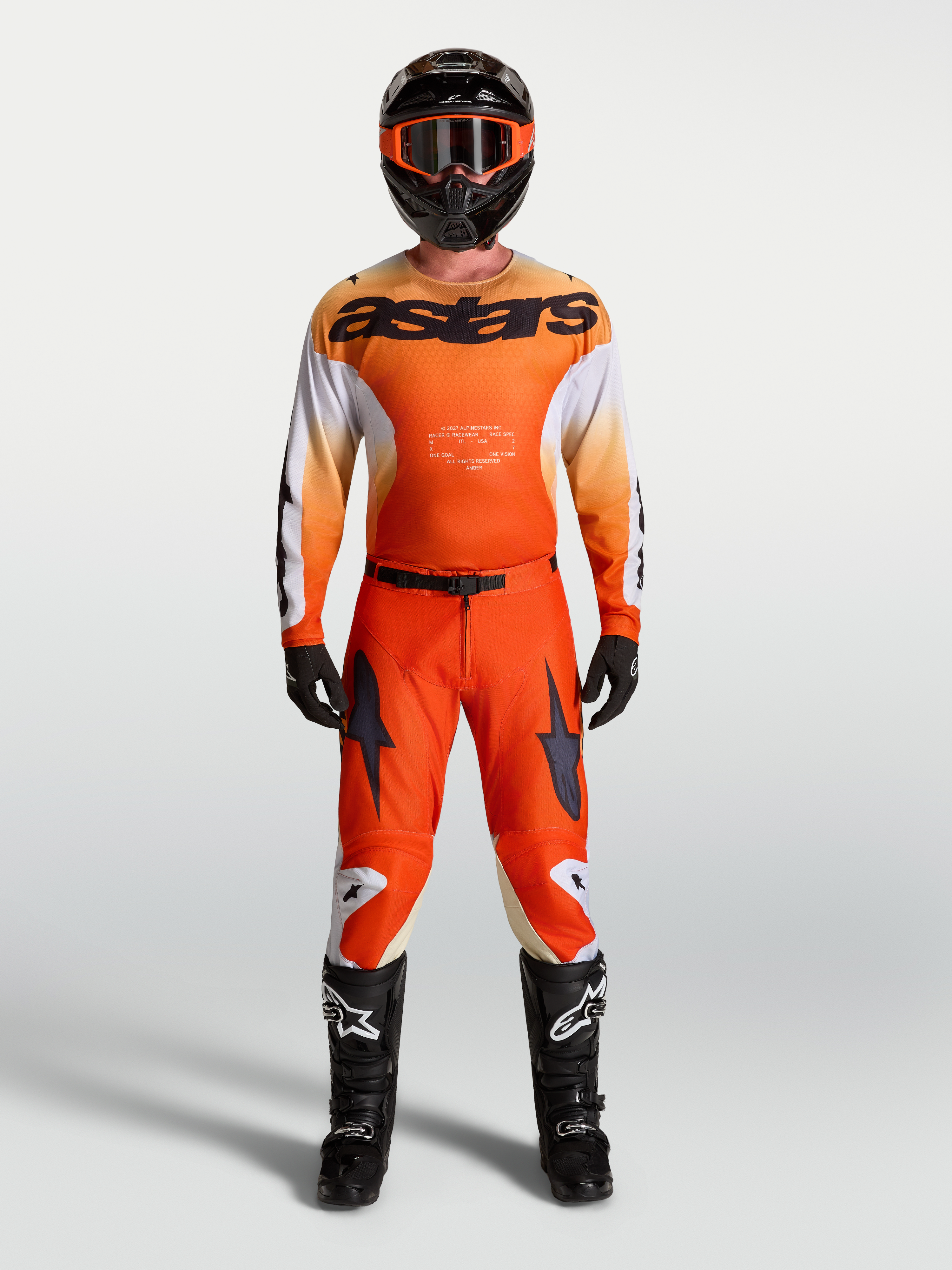 Alpinestars 2027 Racer Amber gearsæt og bukser, orange og sort motocrossudstyr til racing, herremodel i fuldt udstyr.