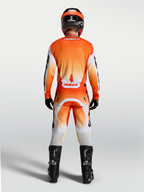 Alpinestars Racer Amber trøje, orange og hvid motocrosstrøje til herrer, set bagfra på model, åndbar race-pasform til off-road